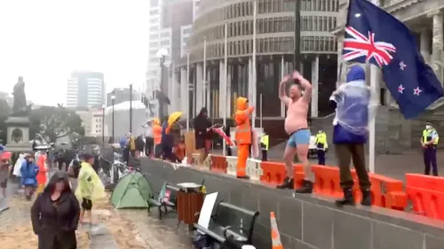 Nouvelle-Zélande : la “Macarena” diffusée en boucle pour disperser...